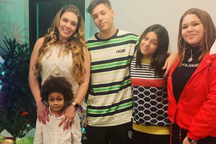 De volta às telinhas, Simony revela prioridade sobre maternidade e entrega detalhes