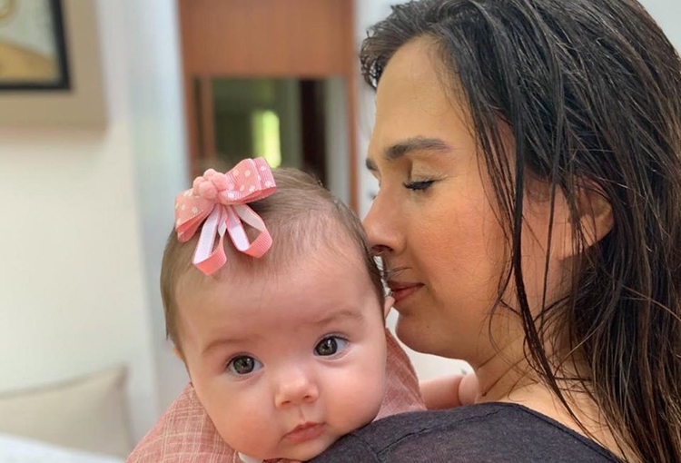 Tatá Werneck posta foto amamentando e brinca com polêmica envolvendo o assunto