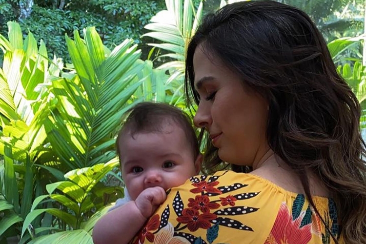 Tatá Werneck e Rafael Vitti homenageiam Clara, que completa 4 meses