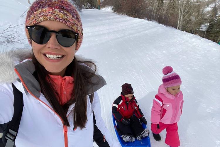 Thais Fersoza compartilha clique das férias e mostra filhos com personagens na Disney