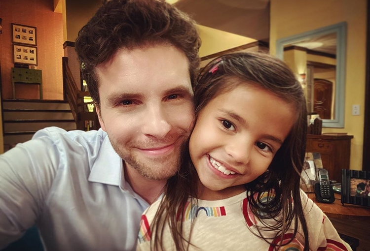 Thiago Fragoso enche de mimo atriz mirim que interpreta sua filha em ‘Salve-se Quem Puder’