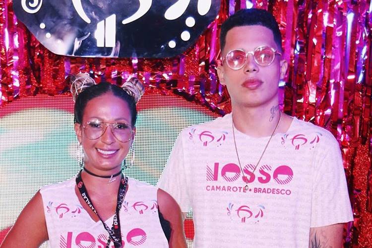 Valesca Popozuda curte festa ao lado do filho