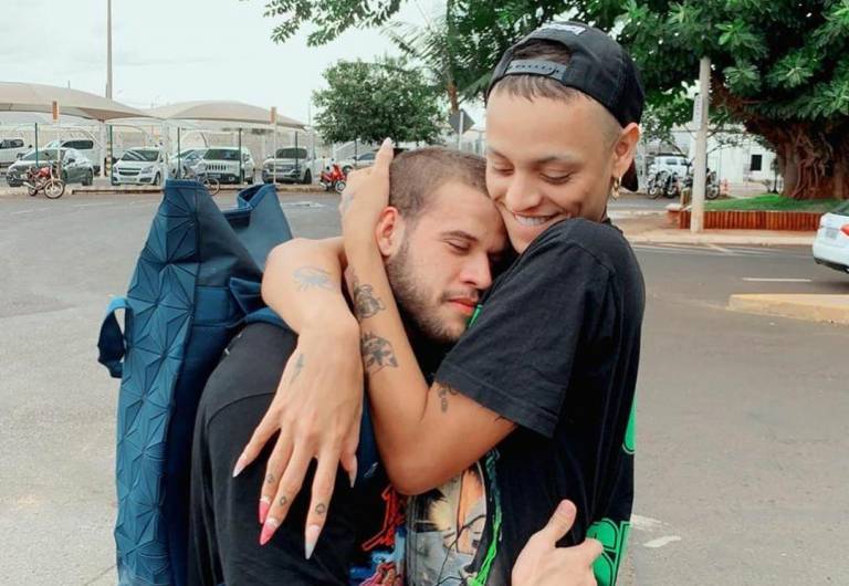 Pabllo Vittar posta foto com namorado e ganha declaração: “Te amo mozão”