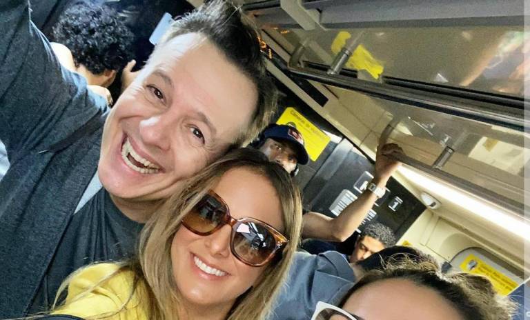 Gente como a gente! Ticiane Pinheiro compartilha foto no metrô com Zucatelli