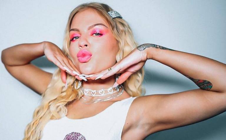 Luísa Sonza usa fantasia rasgada em show