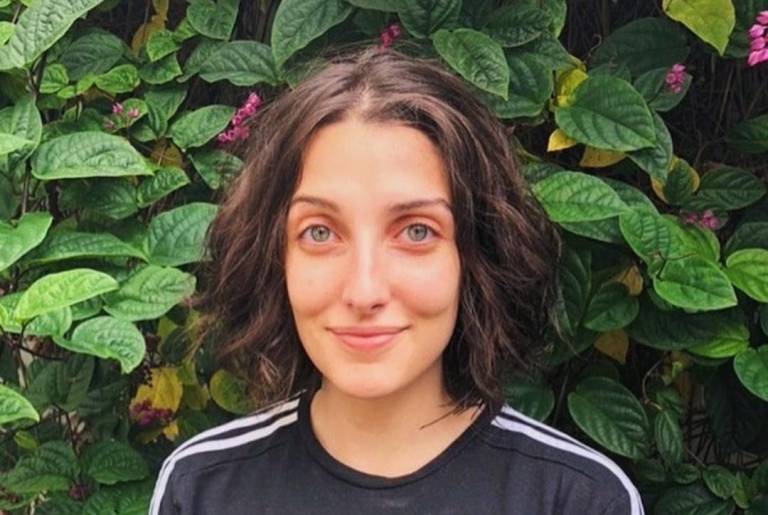 Vestida de intestino, Clarice Falcão curte carnaval no Rio