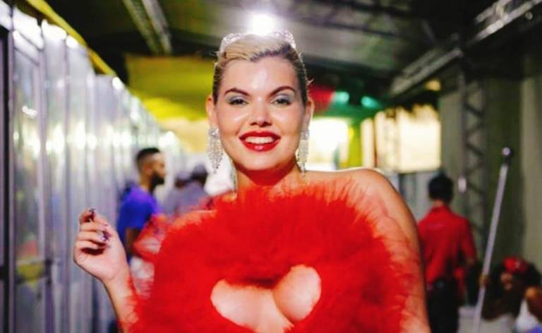 De short cavado e quase mostrando demais, cantora Duda Beat relembra carnaval