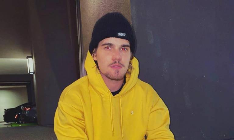 Sertanejo Caio César posta foto e fãs comparam com famoso americano