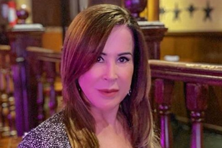 De biquíni na piscina, Zilu Camargo lamenta e promove despedida