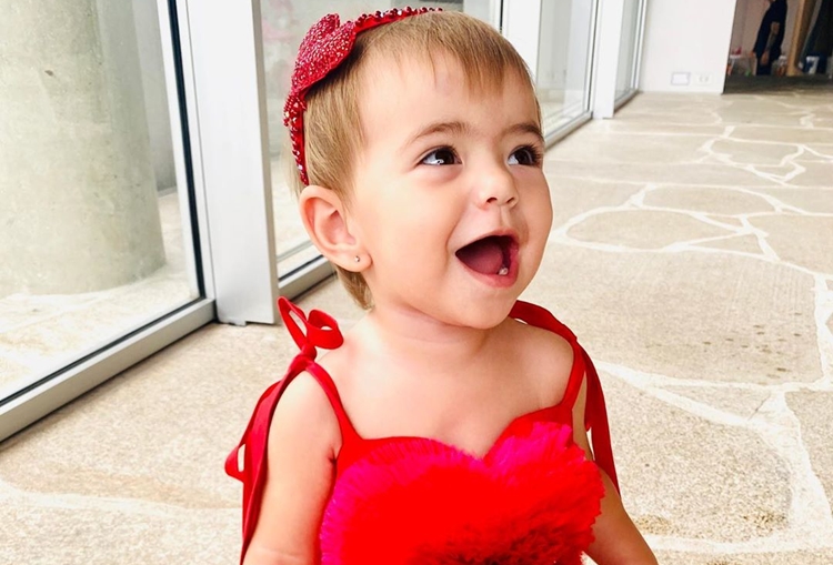 Zoe, filha de Sabrina Sato, surge vestida de “Amor” e encanta a web