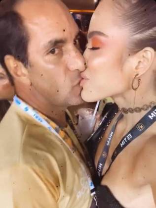 Edmundo apareceu em postagem no Instagram de Ana Carolina Jorge beijando a modelo (Reprodução/ Instagram)