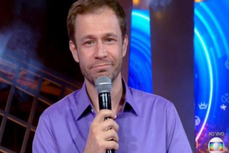 Tiago Leifert rebate jornalista após receber crítica