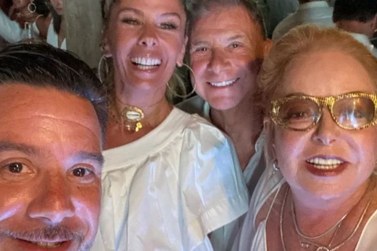Adriane Galisteu, o marido, e os sogros Suely e Valdemar - Reprodução: Instagram