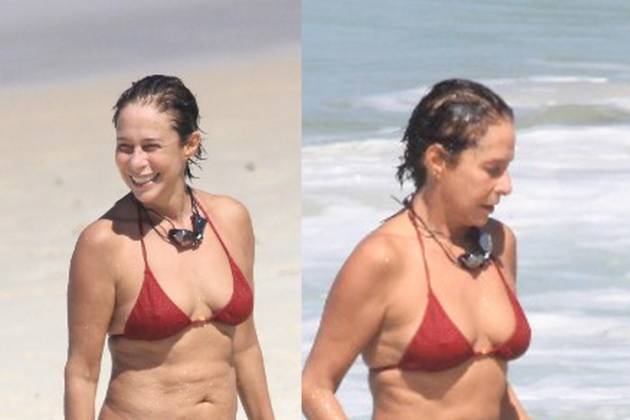 Andrea Beltrão surge de biquíni na praia e exibe boa forma aos 56 anos - JC Pereira/AgNews