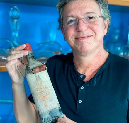 Boninho, diretor do Big Brother Brasil, com vinho de 5 mil reais (Foto: Reprodução/Instagram)