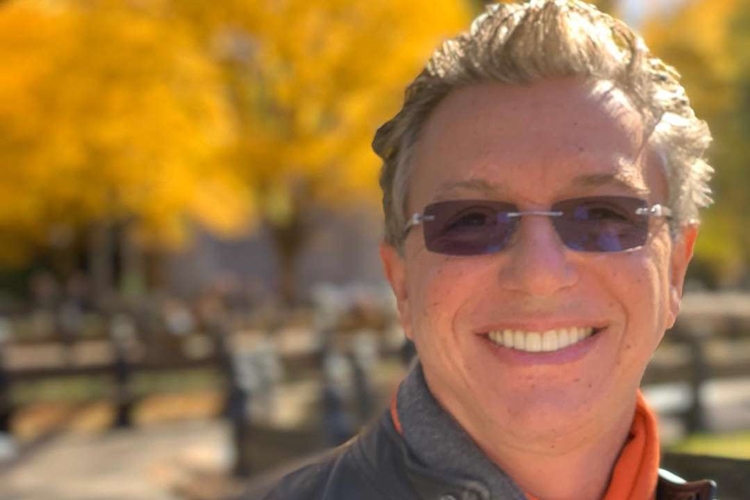 Boninho ostenta com vinho de mais de R$ 5 mil, em almoço de família