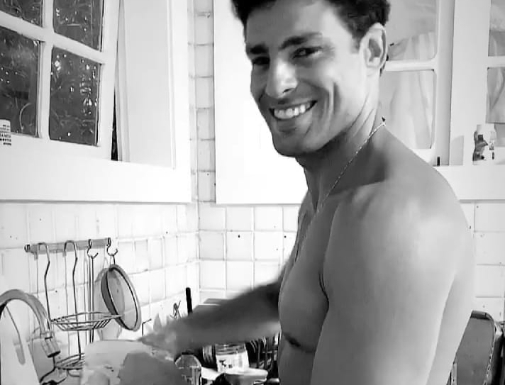 Em quarentena, Cauã Reymond ajuda na faxina da casa