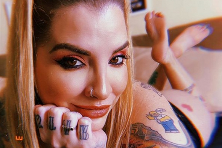 Ex-BBB Clara Aguilar engata sucesso nas redes sociais durante quarentena e celebra
