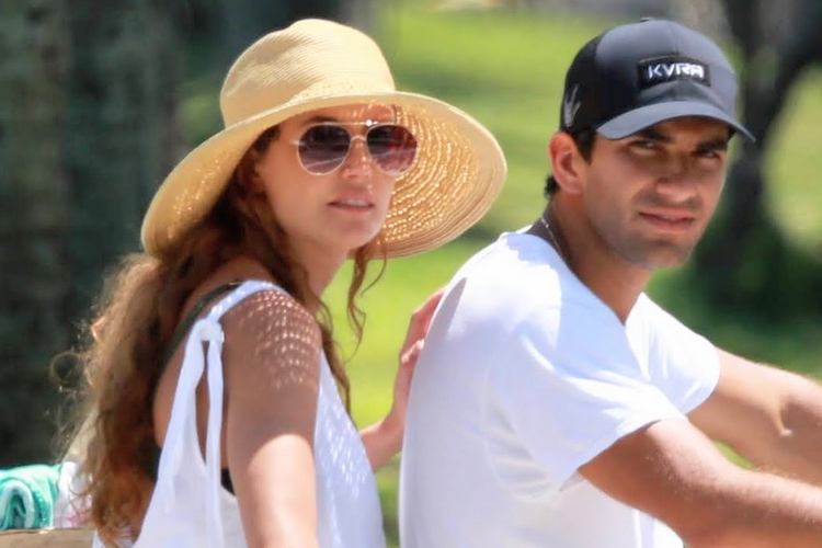 Deborah Secco surge de short curtinho durante passeio na Barra da Tijuca