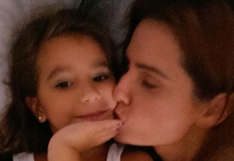 Maria Flor, filha de Deborah Secco, manda recado para os seguidores da mãe