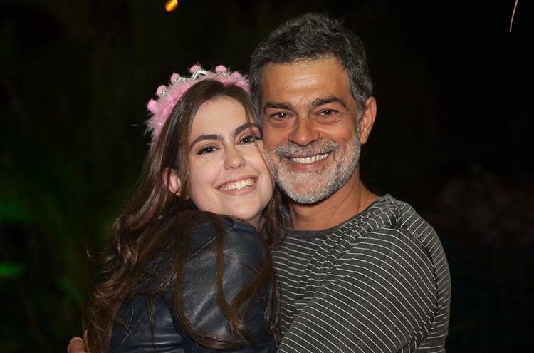 Filha de Eduardo Moscovis relembra fotos antigas dos pais, confira