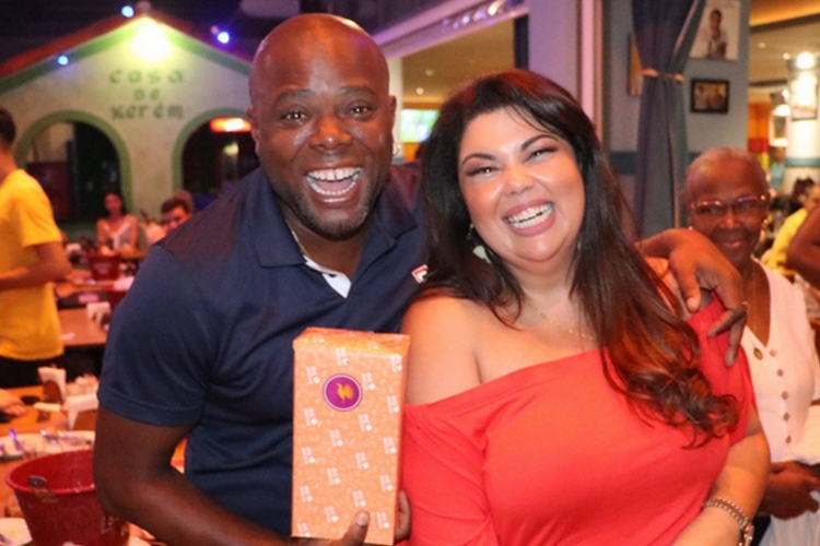 Érico Bras celebra aniversário de 41 anos em família, e comemora ao lado de famosos