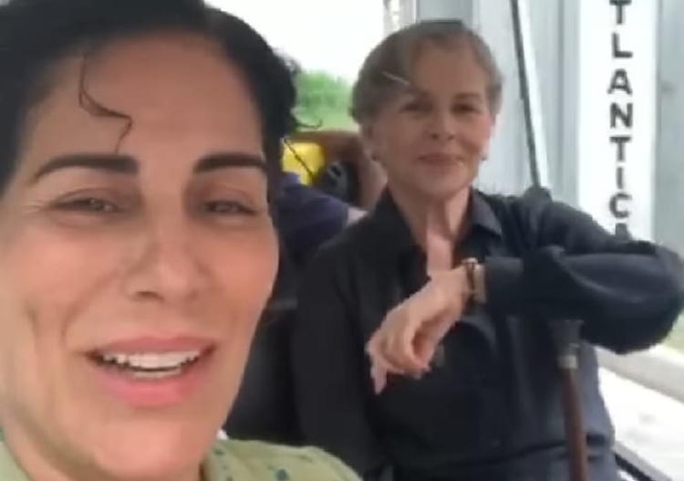 Emocionadas, Glória Pires e Irene Ravache trocam elogios nos bastidores de ‘Éramos Seis’