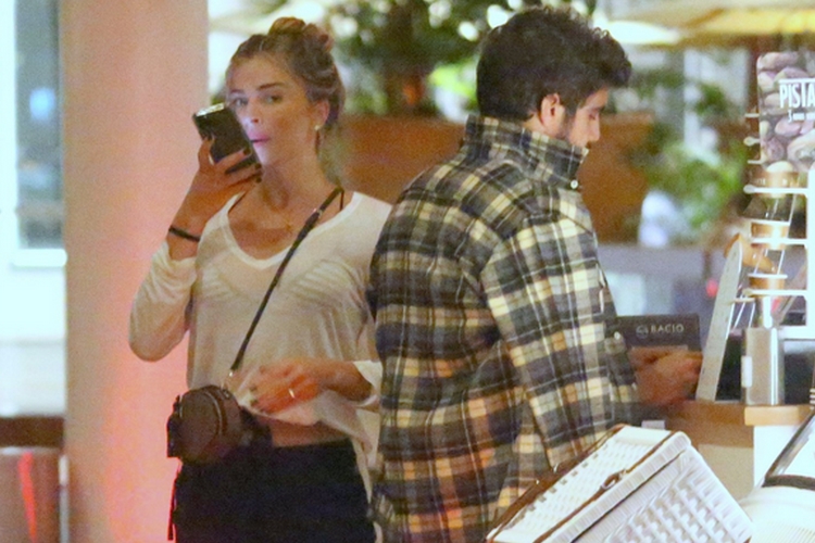 Grazi Massafera e Caio Castro são flagrados utilizando aliança suspeita durante jantar romântico