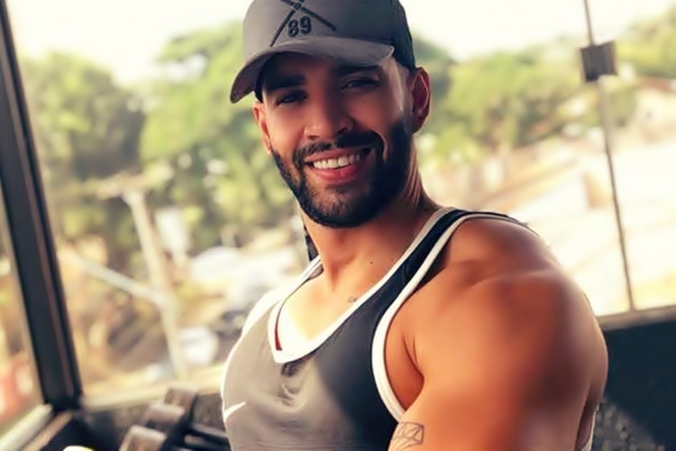 Gusttavo Lima faz show íntimo para os filhos e a esposa durante quarentena