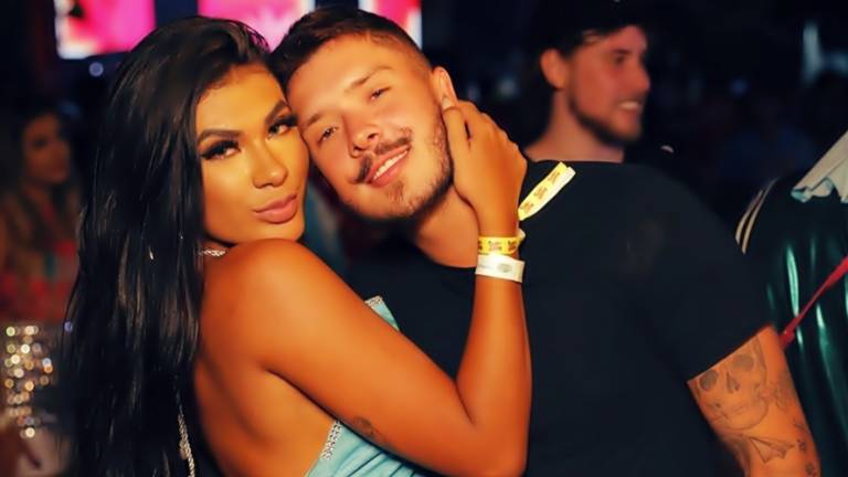 Pocah mostra namorado no vídeo game ‘vontade de quebrar um play 4’