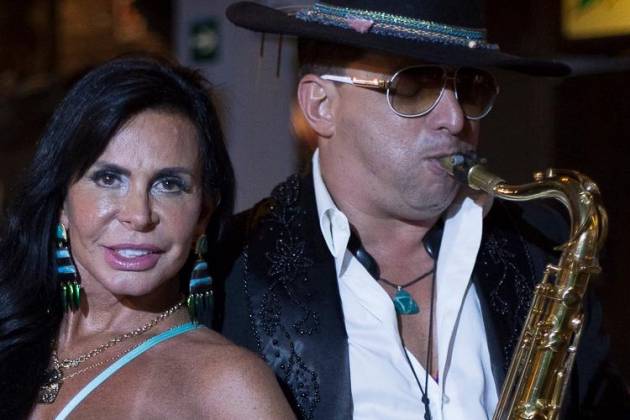 GRETCHEN EXIBE ANEL DE COMPROMISSO E POSA AO LADO DE MÚSICO, APONTADO COMO SEU AFFAIR