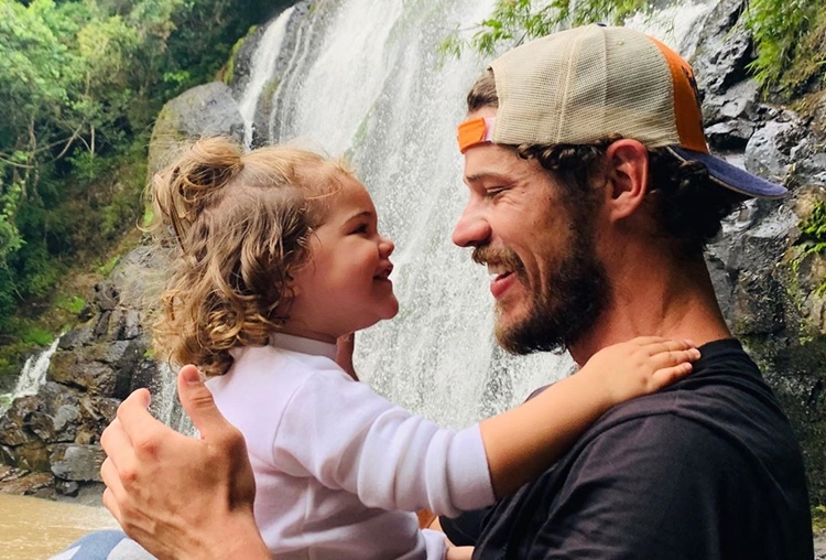José Loreto encanta web com vídeo da filha e faz alerta sobre coronavírus