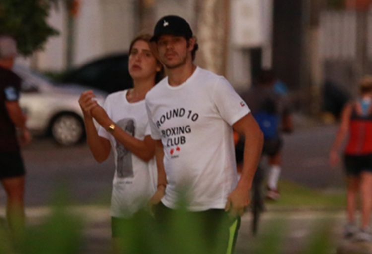 José Loreto dribla quarentena e vai passear na praia com a namorada