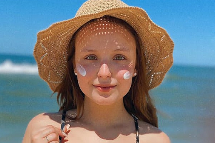 De biquíni na praia, Larissa Manoela surpreende ao fazer alerta sobre suspeita de coronavírus
