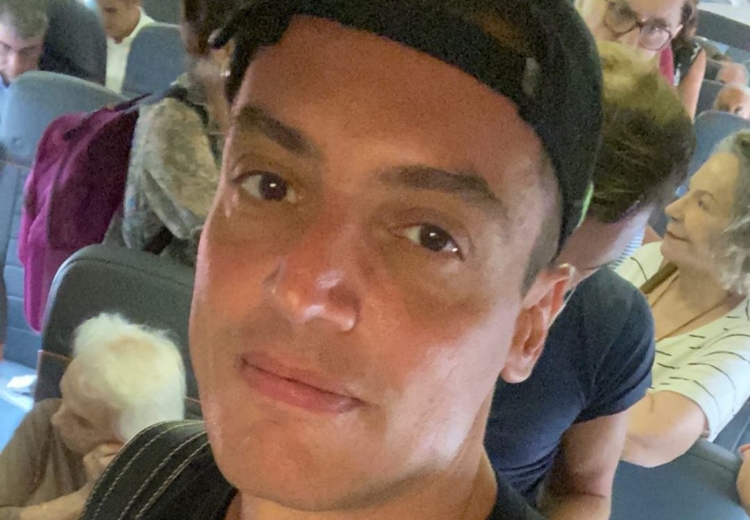 Leo Dias compartilha foto da infância para homenagear o pai