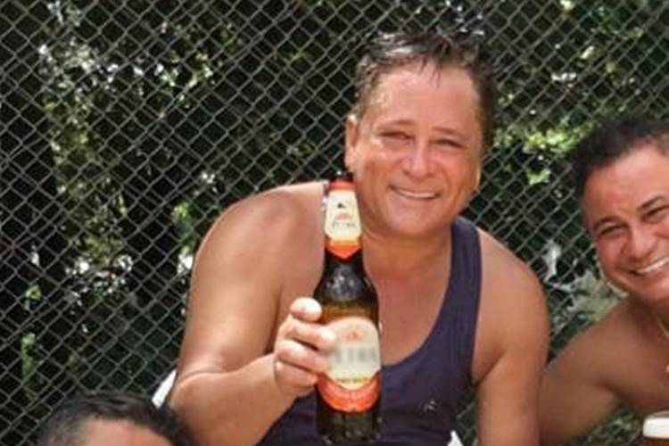Sertanejo Leonardo surge com cerveja na mão e brinca: “Dia de detox”