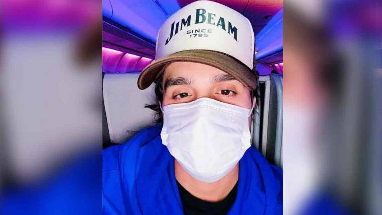 Luan Santana usa máscara para receber fãs no camarim