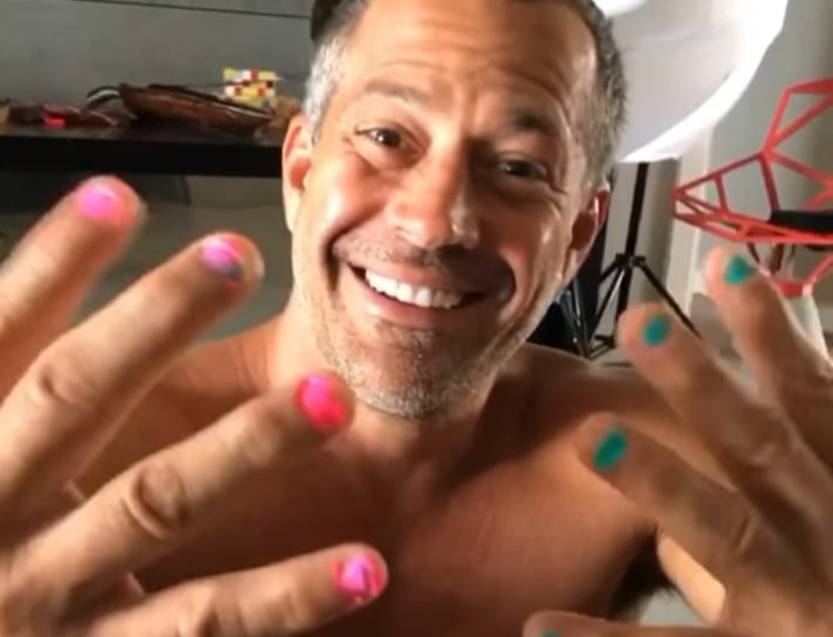 Em tempos de quarentena, filha de Malvino Salvador ‘pinta e borda’ com o pai