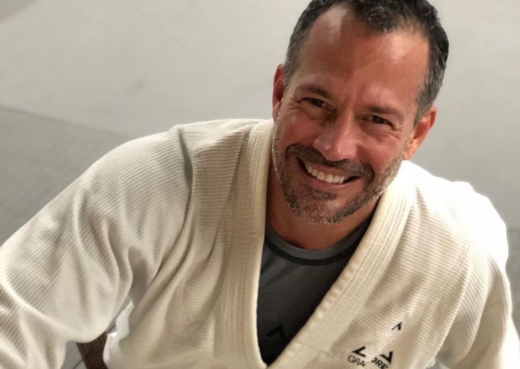 Em quarentena, Malvino Salvador treina jiu-jitsu com urso de pelúcia e diverte os fãs