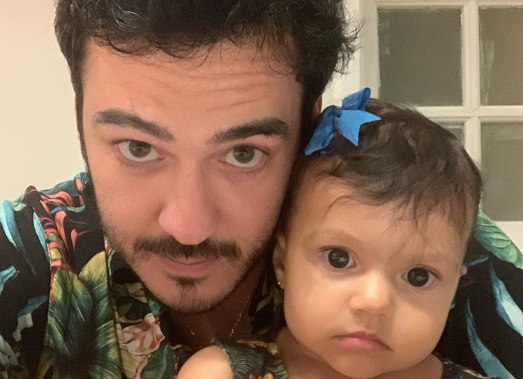 Futuro papai, Marcos Veras encanta seguidores ao brincar com sobrinha na piscina