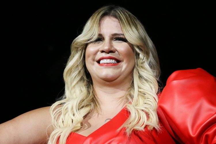 De volta aos palcos, sertaneja Marília Mendonça confessa culpa sobre maternidade