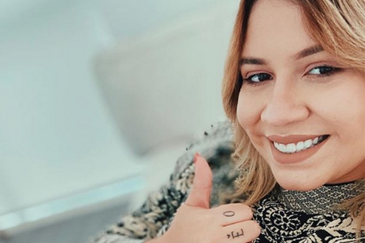 Sertaneja Marília Mendonça destaca retorno aos palcos e ostenta jatinho luxuoso