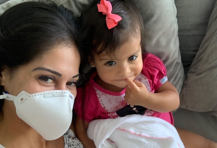 Preocupada com a filha, Mayra Cardi faz exame para descartar coronavírus