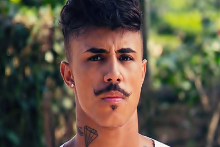 MC Livinho admite que, no início da carreira, fumava até 18 baseados por dia