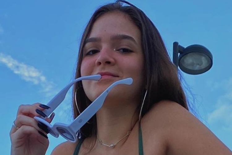 Mel Maia surge apenas de biquíni e surpreende ao exibir tatuagem íntima