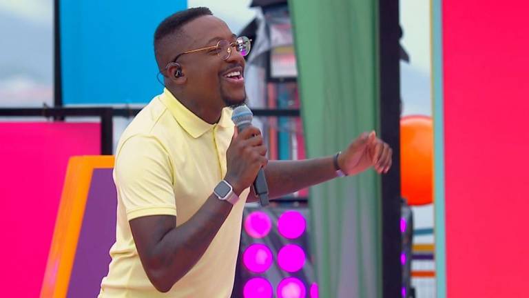 Mumuzinho faz show em varanda de apartamento e agita condomínio no Rio