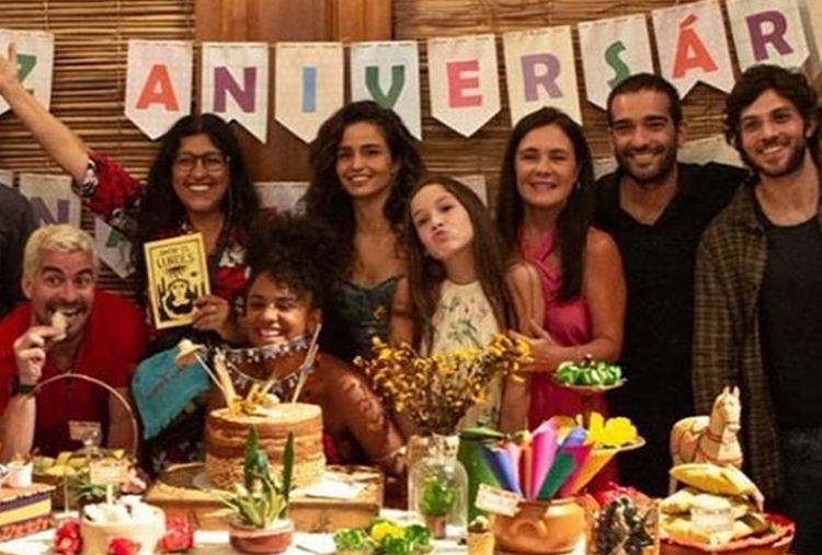 Nanda Costa usa foto com elenco de ‘Amor de Mãe’ para dar ‘até breve’ ao público