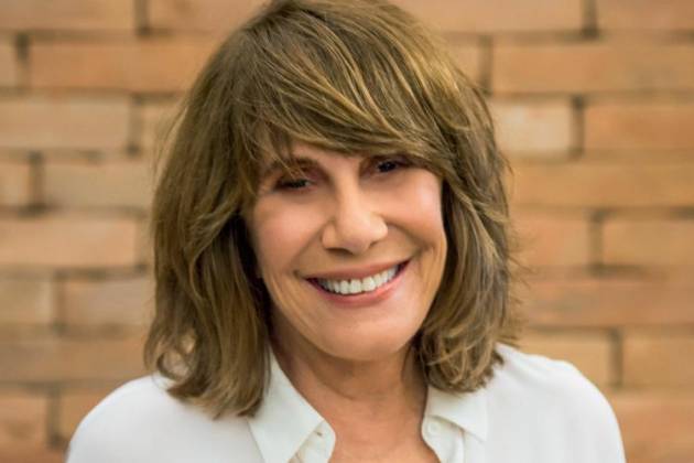 RENATA SORRAH REVIRA BAÚ E POSTA FOTO DE BIQUÍNI DE 46 ANOS ATRÁS: 'MUSA DA MINHA ADOLESCÊNCIA'