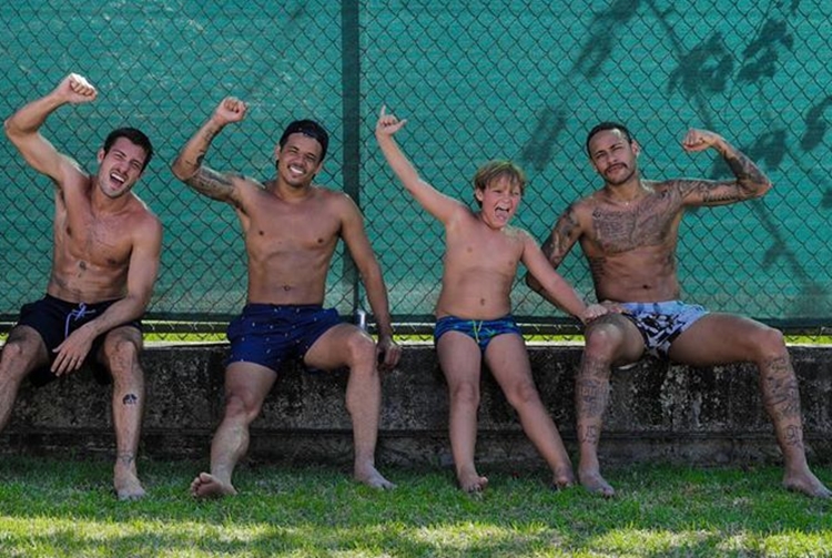 Neymar faz treino com amigos em sua mansão no Rio de Janeiro