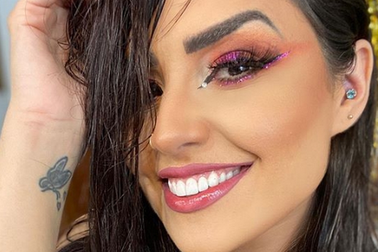 Perlla ostenta corpo definido e levanta dúvidas sobre uso de calcinha fio dental